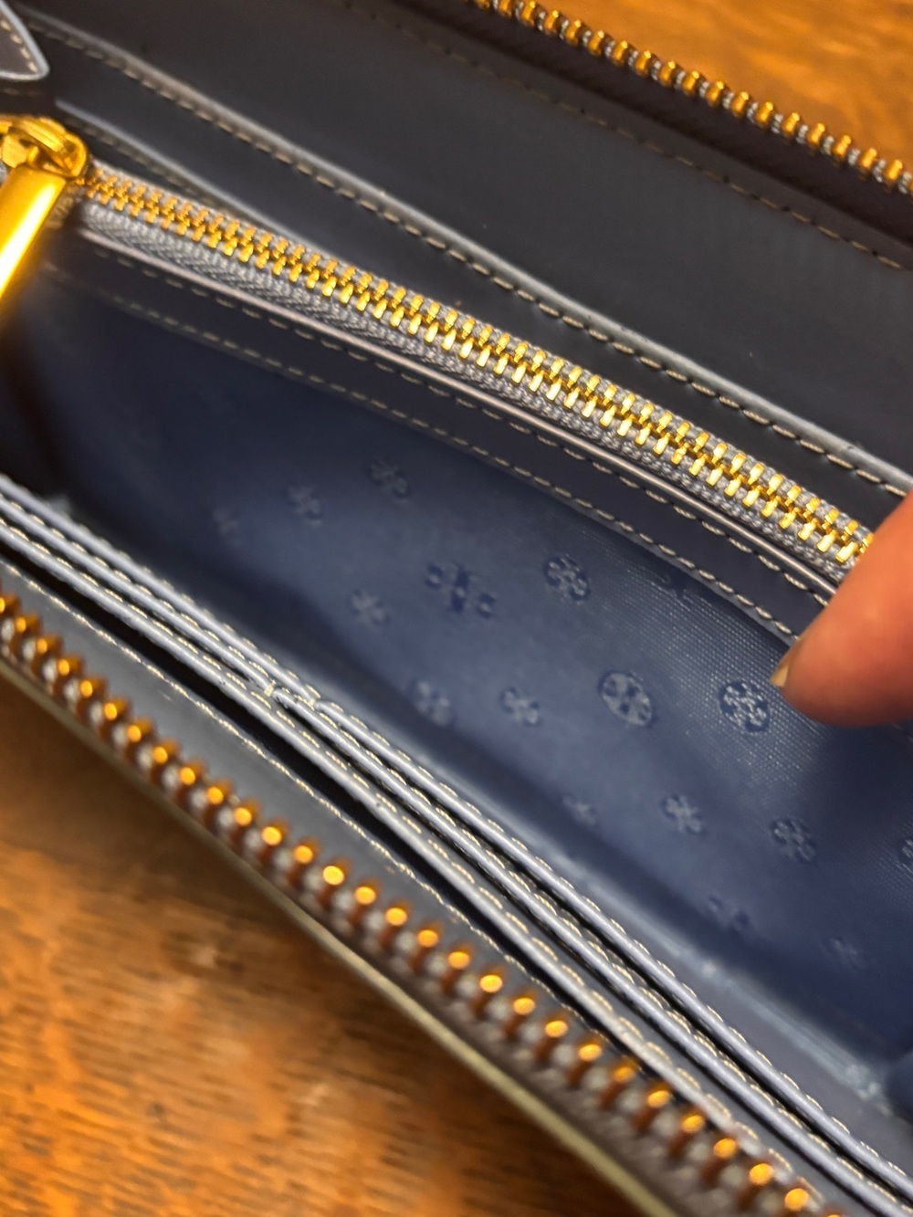 Tory Burch Glossy Patent Leather Zip Wallet - Light Blue - Great Condition - Picture 6 of 7